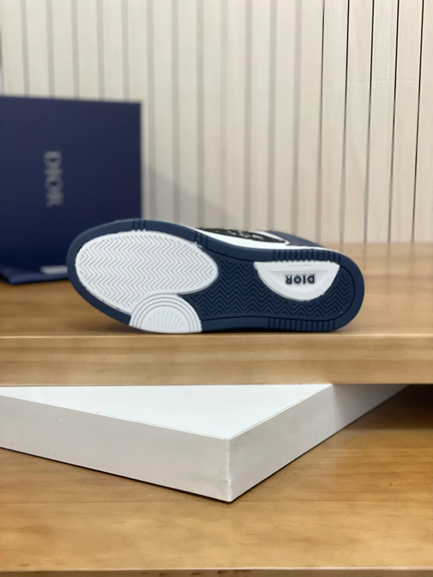 Men's shoes: 💰P440¥ Product trademark: Dior* "Dior*" high-top casual shoes Regular size: 38-44 (can be customized to 45.46) Product materials: Upper imported cowhide stitched with original fabric, breathable lining, original outsole. Number: 1006